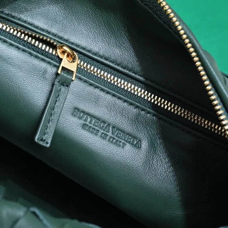 Batch 1460 BV Bottega Veneta 2022 Early Spring New Ladies Medium JODIE Handbag BV Bag 🔥The new method is to round the corners on the original basis and knot the round hobo bag with classic woven leather. The most iconic triangular pull-out design, using sheepskin draped soft shape, is super suitable for concave shapes~ Jodie feels really gentle to people, and is definitely the best item for daily matching. It has the same weave, new elements and twists, and is versatile. It is the new favorite of street style Internet celebrities! Size: 36*21*13 Model: 6697